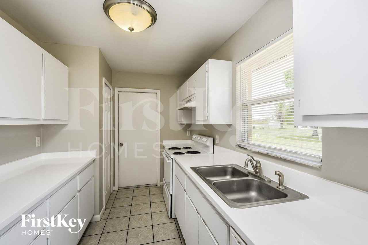 911 Sally Ave N - Photo 7 of 15