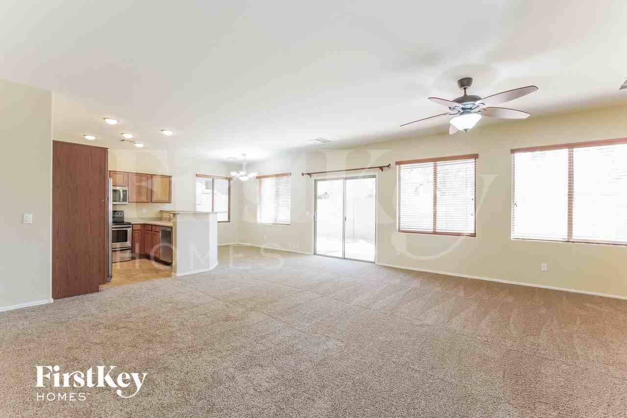 8939 W Saint John Rd - Photo 4 of 15