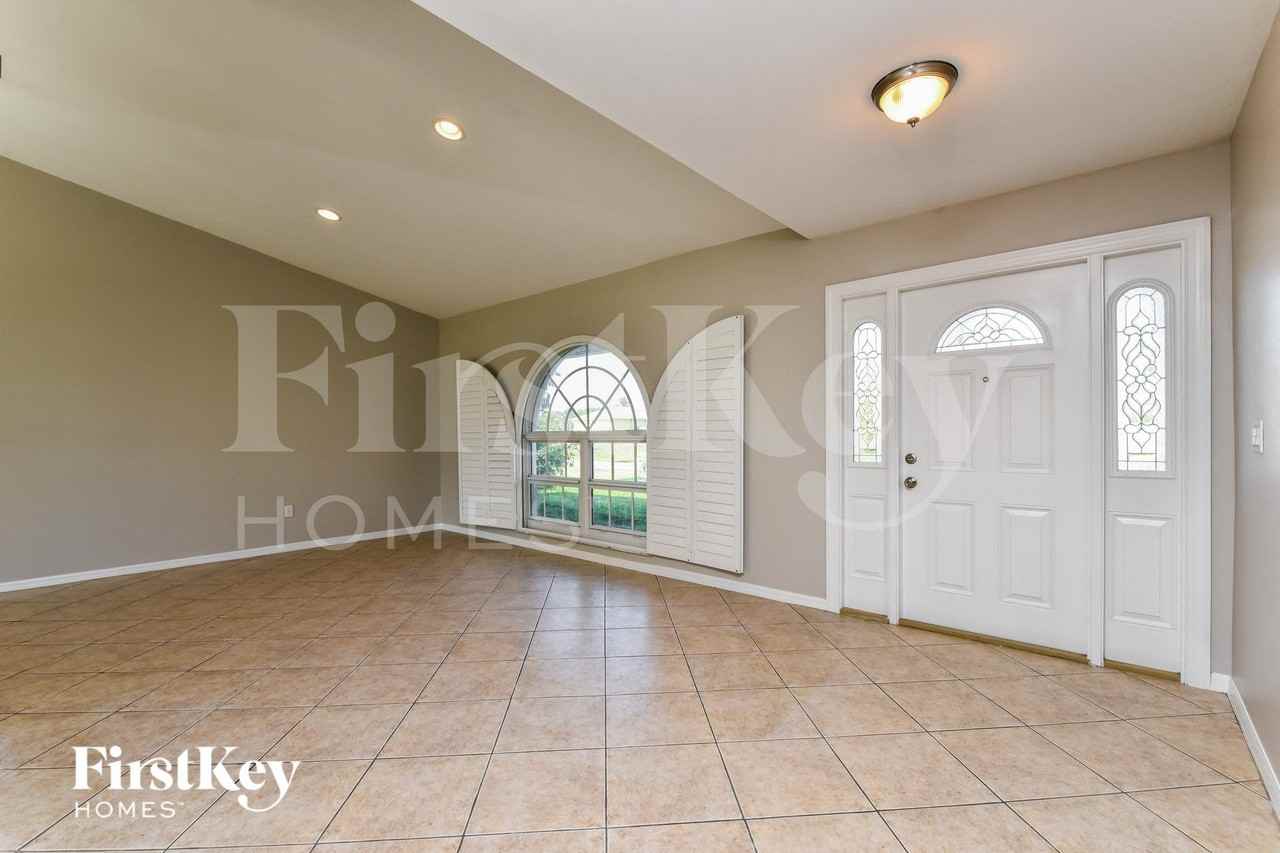 633 Sw 9th Ave - Photo 3 of 15