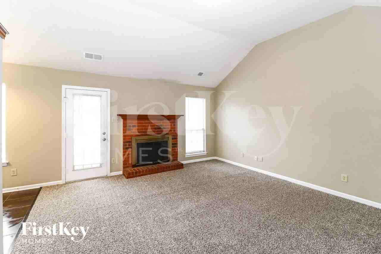 5672 Riverhead Ave - Photo 3 of 15