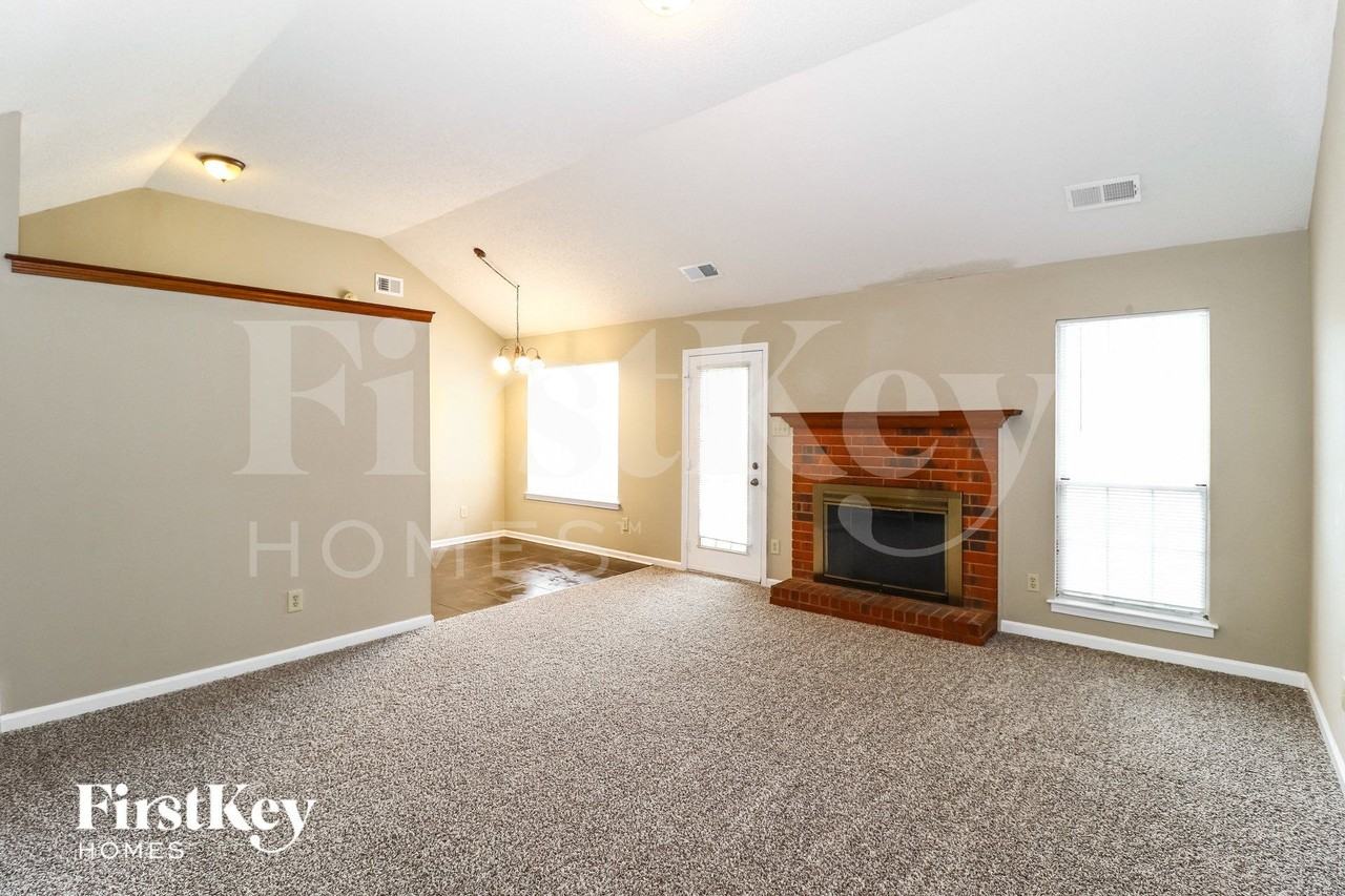 5672 Riverhead Ave - Photo 4 of 15