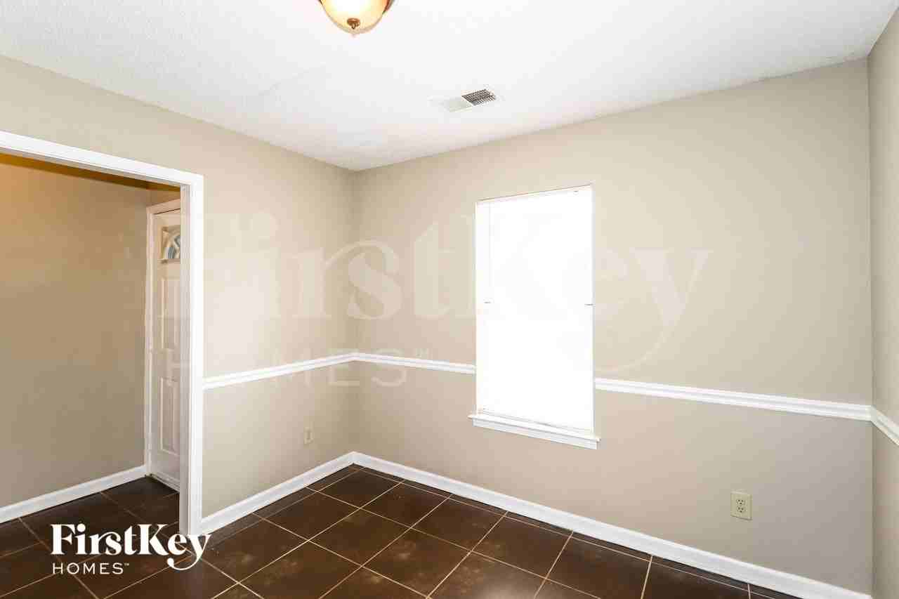 5672 Riverhead Ave - Photo 5 of 15