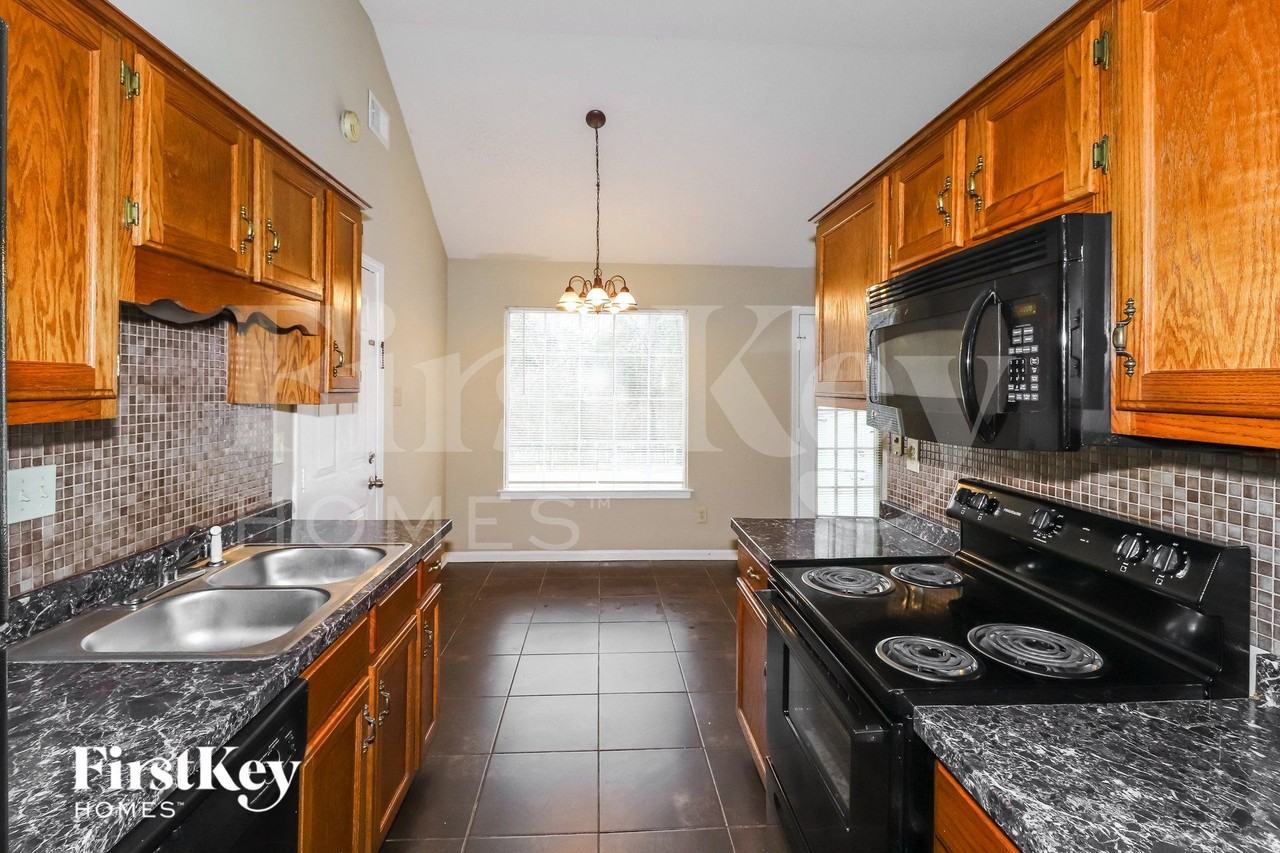 5672 Riverhead Ave - Photo 7 of 15