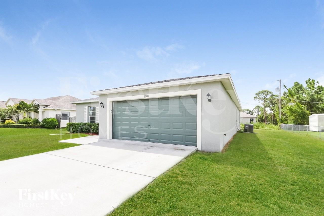 1682 Sw Crawford Ave - Photo 2 of 15