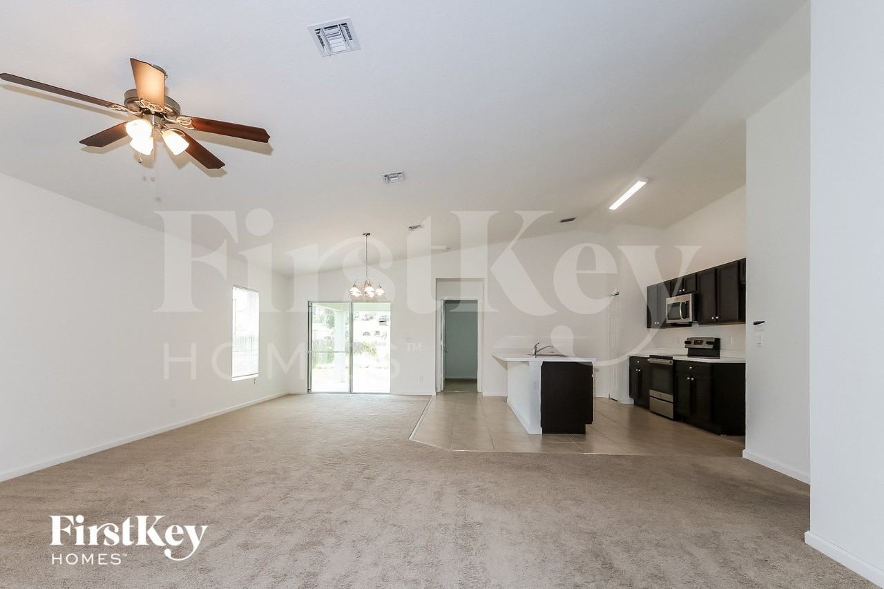 1682 Sw Crawford Ave - Photo 4 of 15