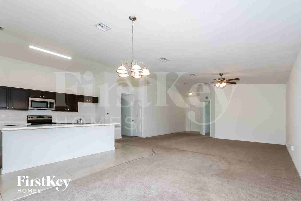 1682 Sw Crawford Ave - Photo 5 of 15