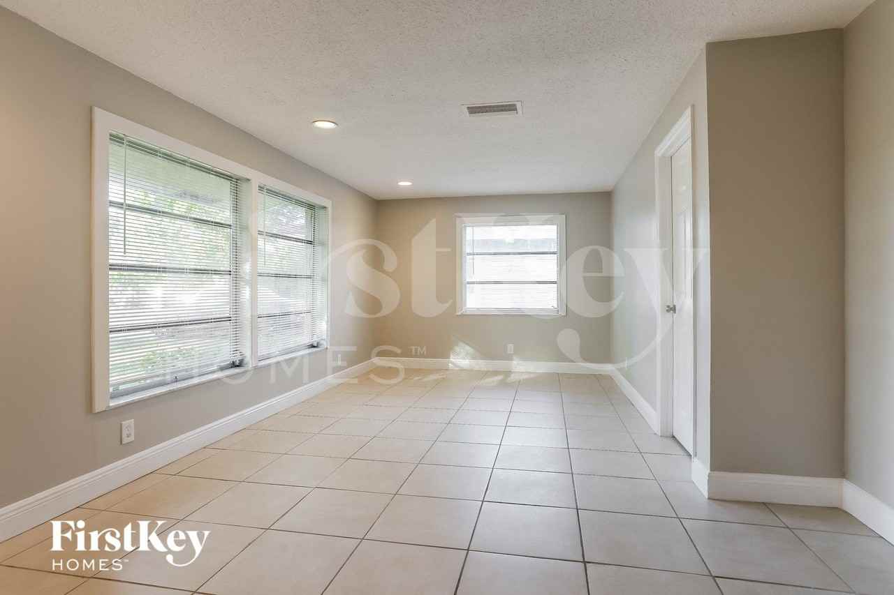 11201 Nw 39th Ct - Photo 3 of 15