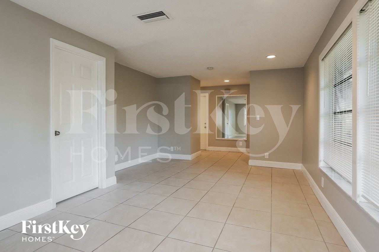 11201 Nw 39th Ct - Photo 4 of 15