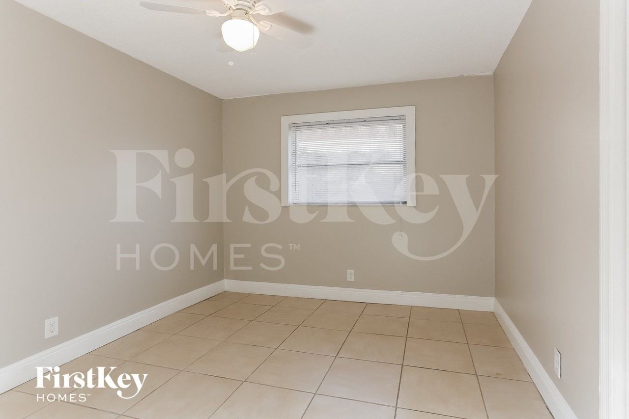 11201 Nw 39th Ct - Photo 5 of 15