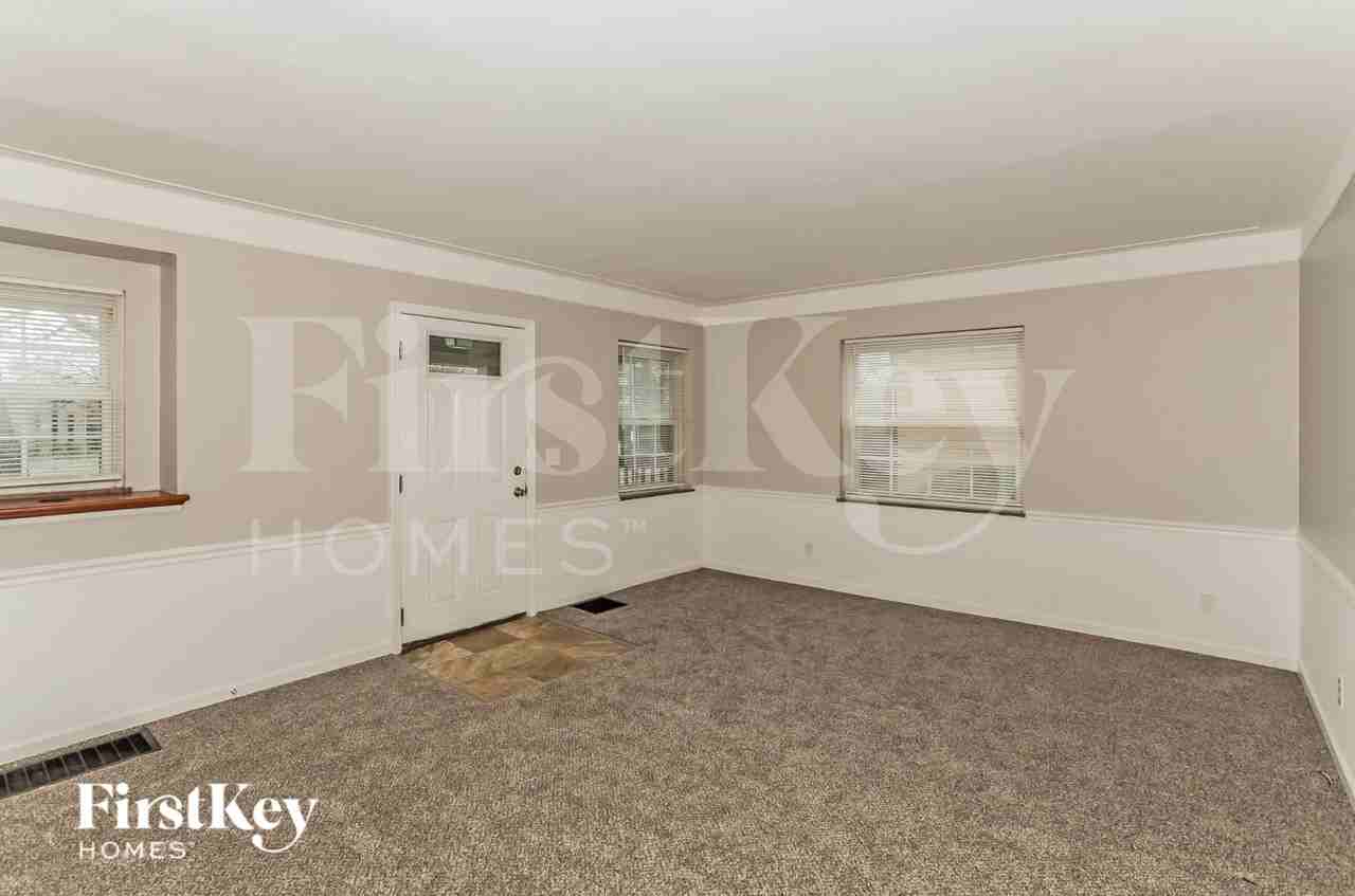 1017 W North Bend Rd - Photo 3 of 16