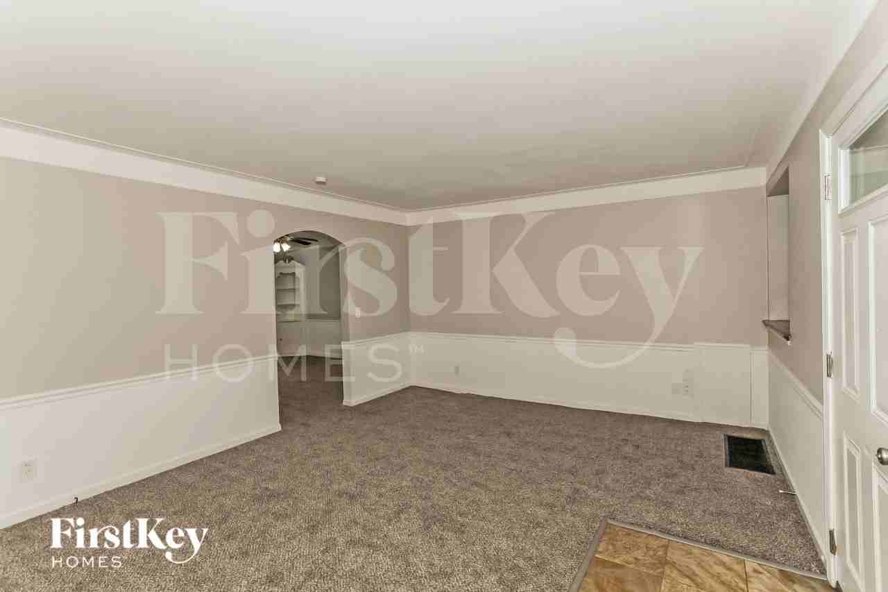 1017 W North Bend Rd - Photo 4 of 16