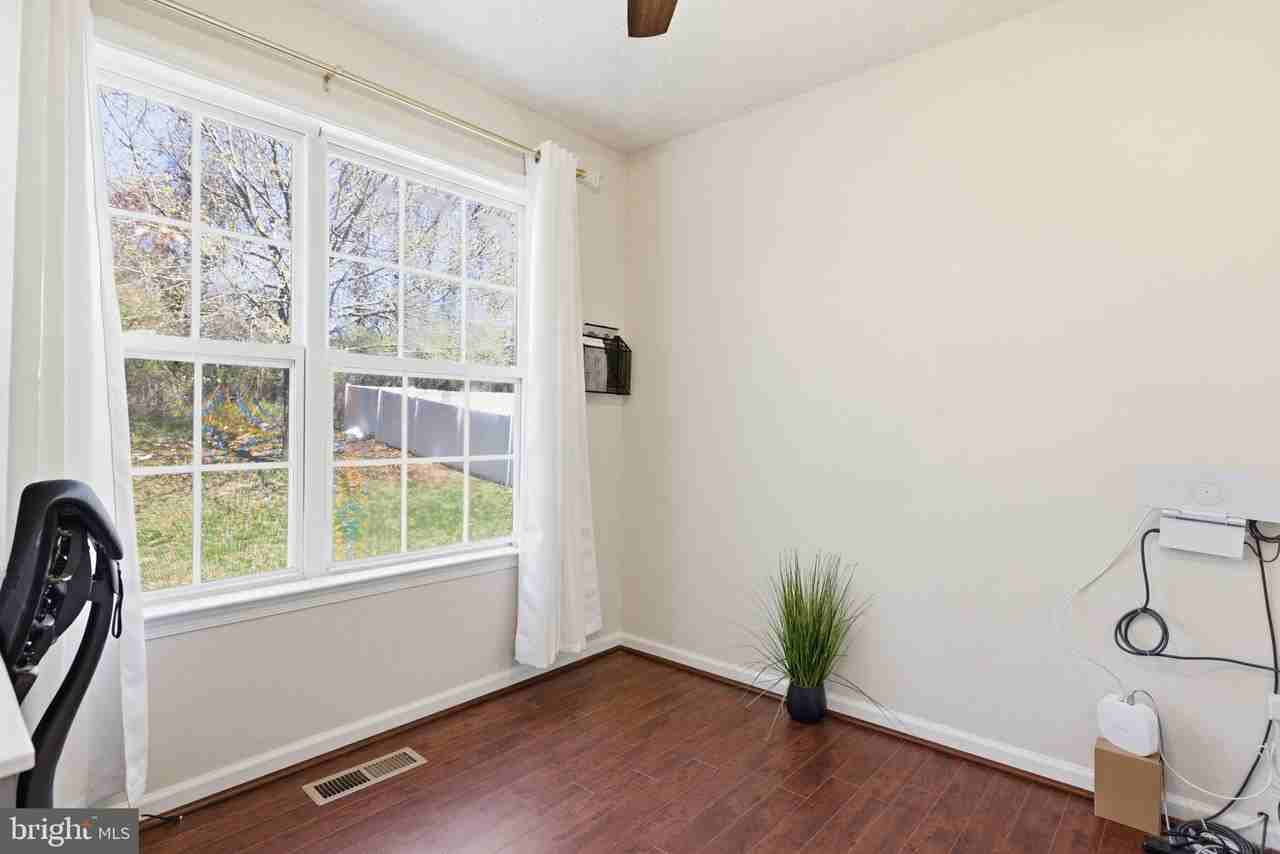 9520 Toucan Dr - Photo 5 of 32