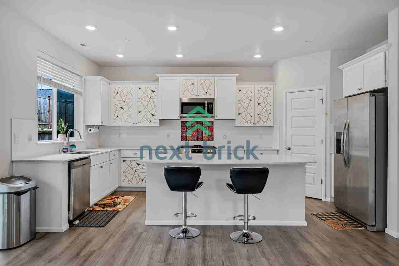 909 Wyndham Pl - Photo 4 of 23