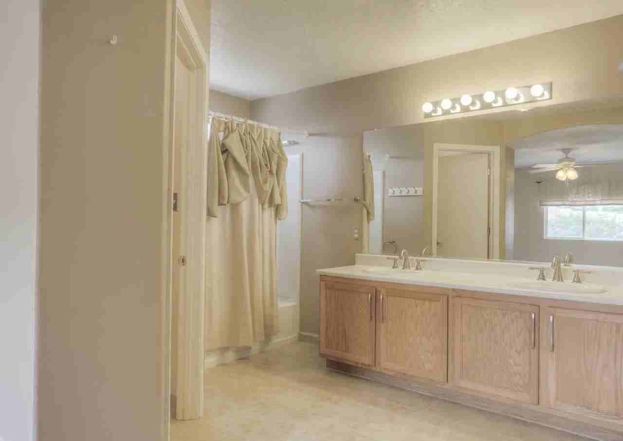 1400 Vista Monte Dr Ne - Photo 3 of 10