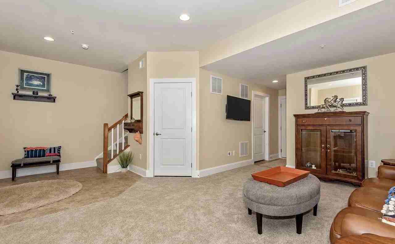 9124 Kenway Ln - Photo 4 of 10