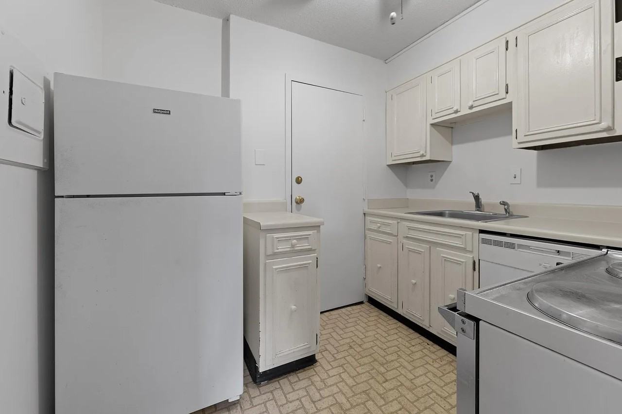 232 S Highland St - Photo 4 of 9