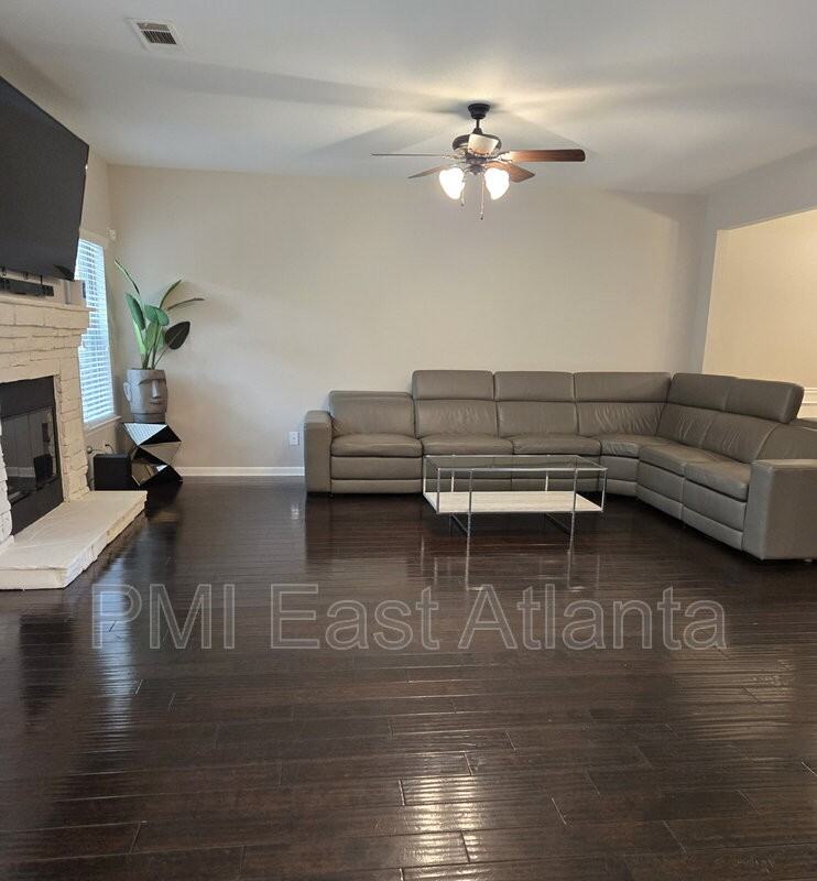 422 Live Oak Pass - Photo 4 of 22