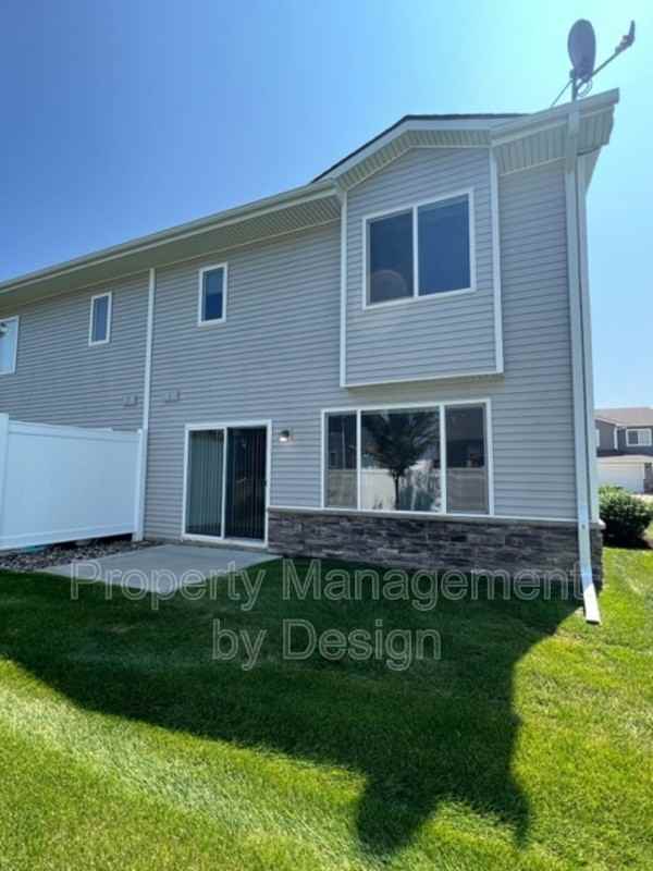 763 Ne Macey Way - Photo 2 of 20