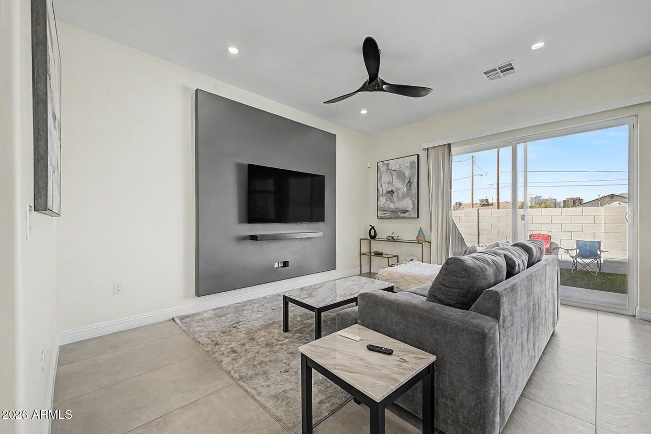 1344 E Polk St Unit B - Photo 4 of 27