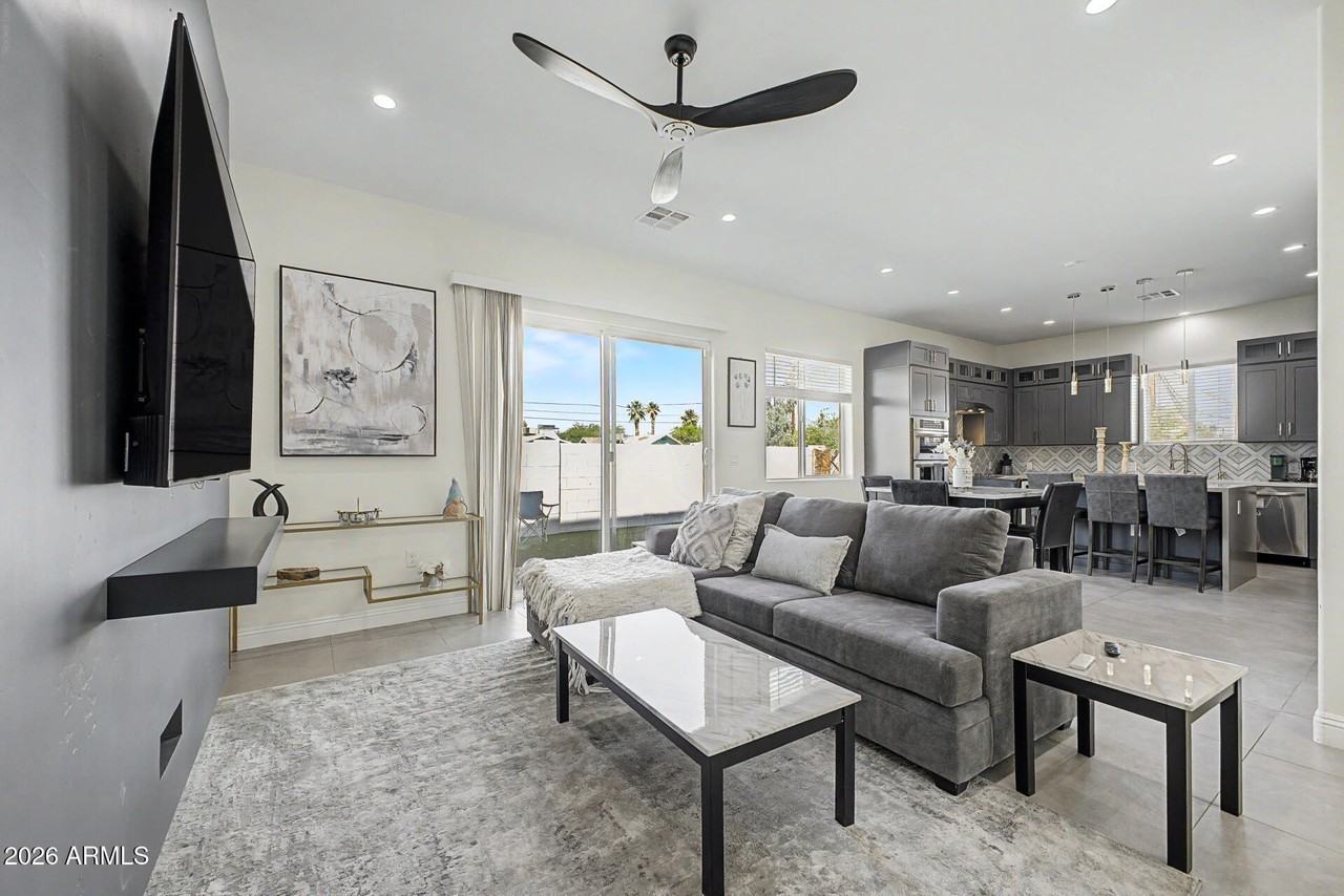 1344 E Polk St Unit B - Photo 6 of 27