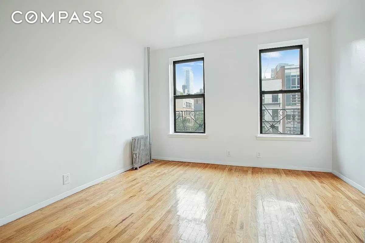 359 W 45th St #3FN - Photo 2 of 5