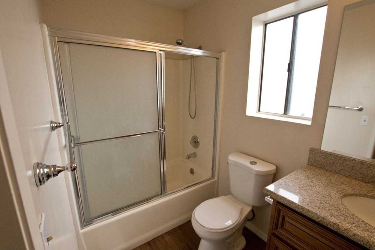 4724 63rd St - Photo 5 of 37