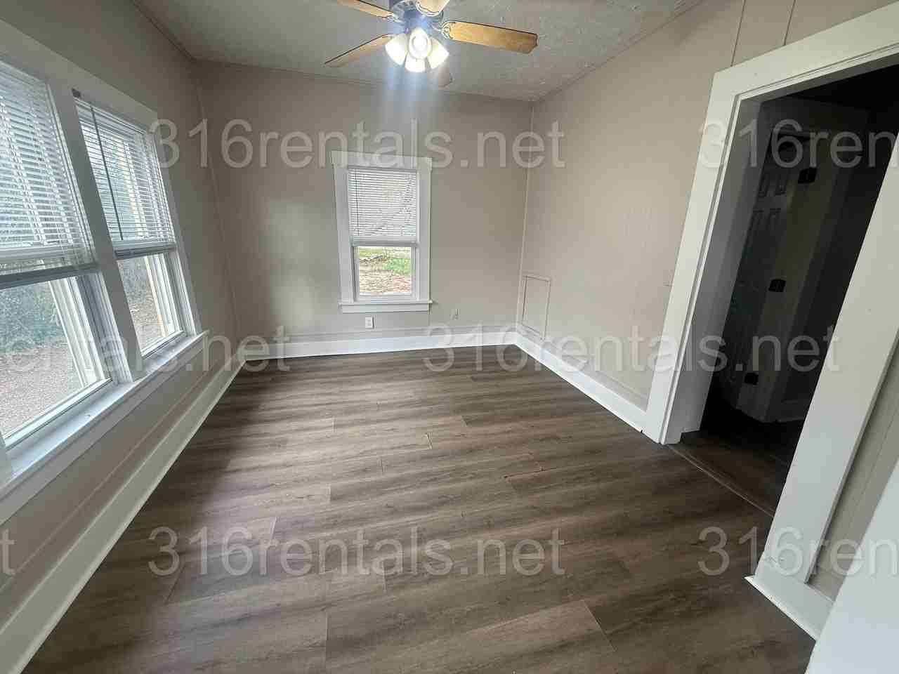 305 N Spruce St - Photo 4 of 10