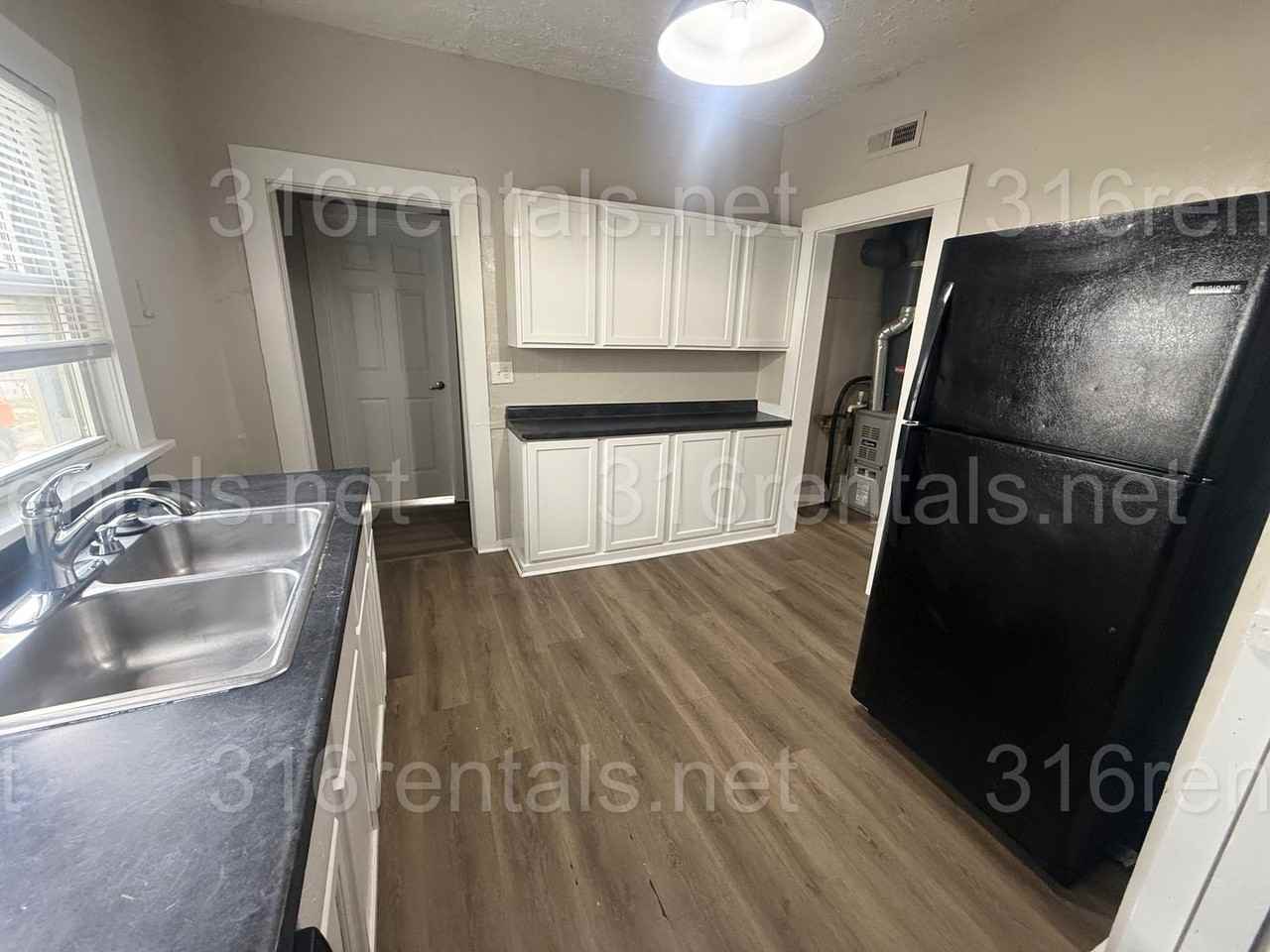 305 N Spruce St - Photo 6 of 10