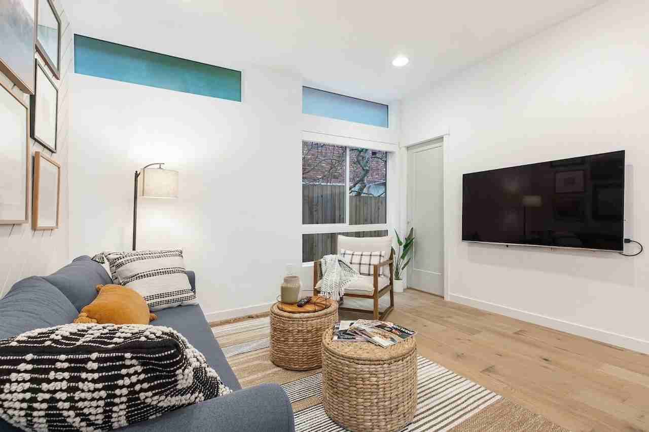 628 10th Ave E #1036000P - Photo 4 of 50