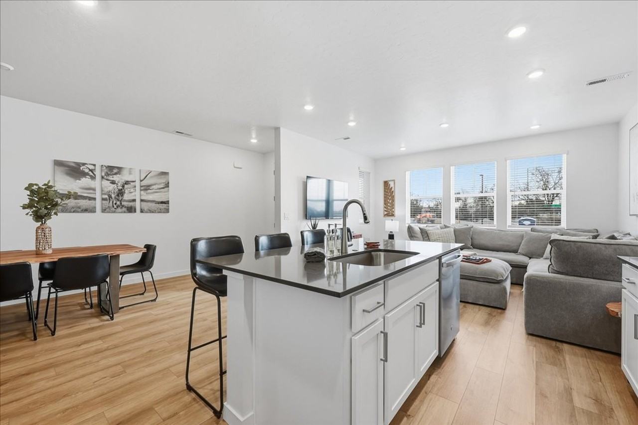 4226 W Perspective St #1364160P - Photo 3 of 38