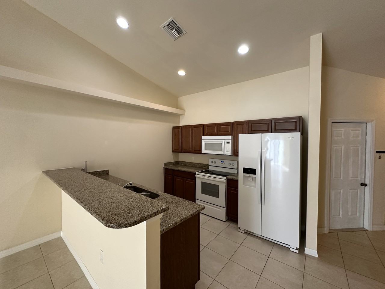 1046 Se 11th Ter - Photo 2 of 16