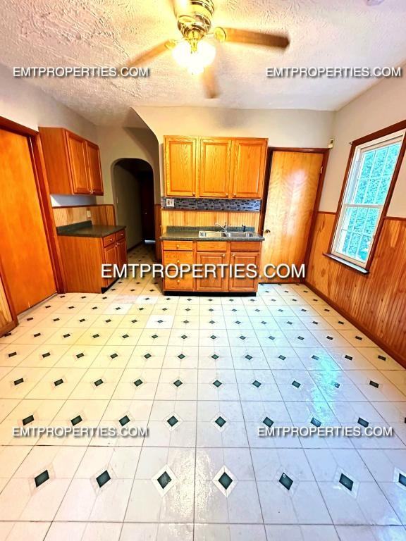 1122 W 18th St - Photo 4 of 8