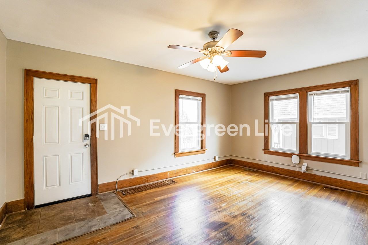 5027 Maple St - Photo 3 of 15