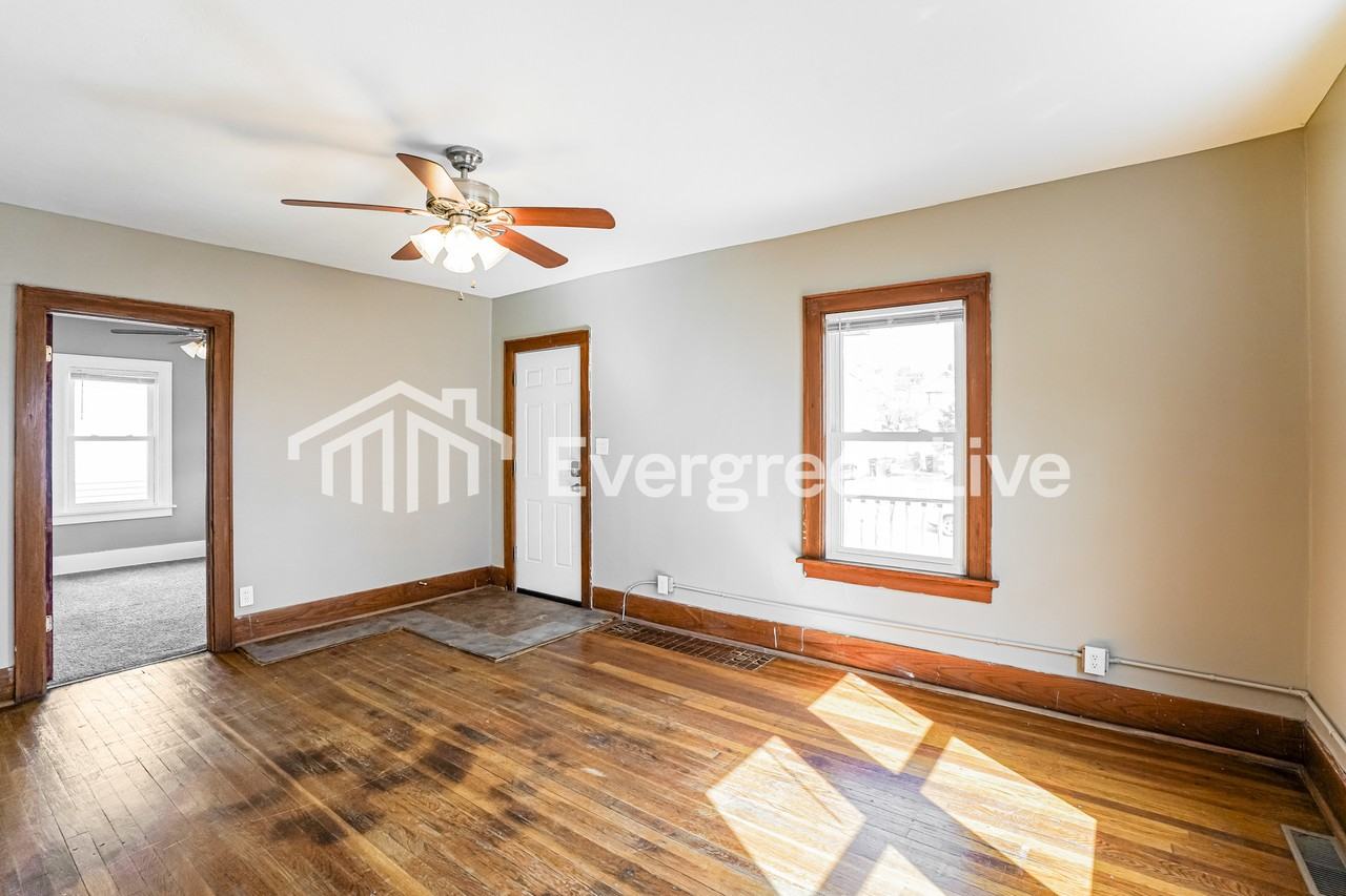 5027 Maple St - Photo 4 of 15