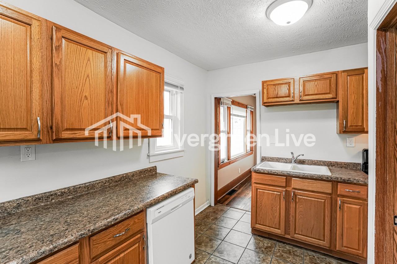 5027 Maple St - Photo 7 of 15