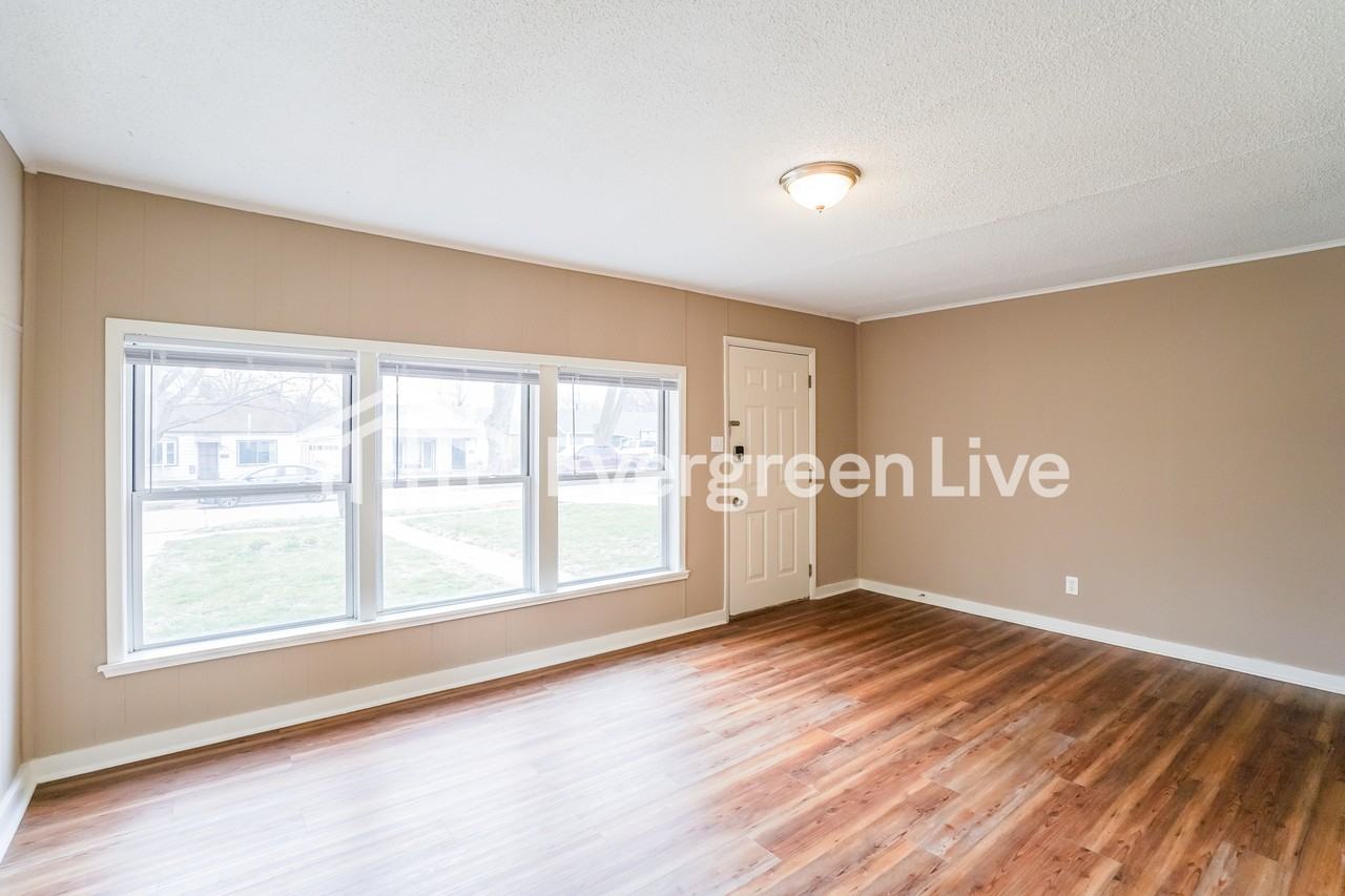 6632 Seward St - Photo 3 of 15