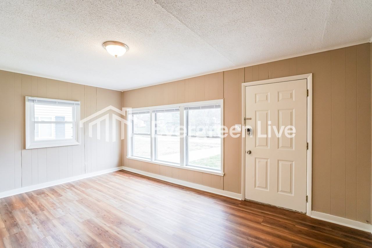 6632 Seward St - Photo 4 of 15