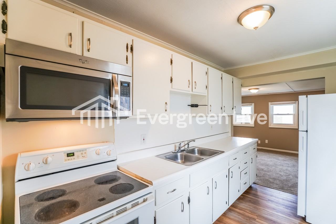 6632 Seward St - Photo 5 of 15