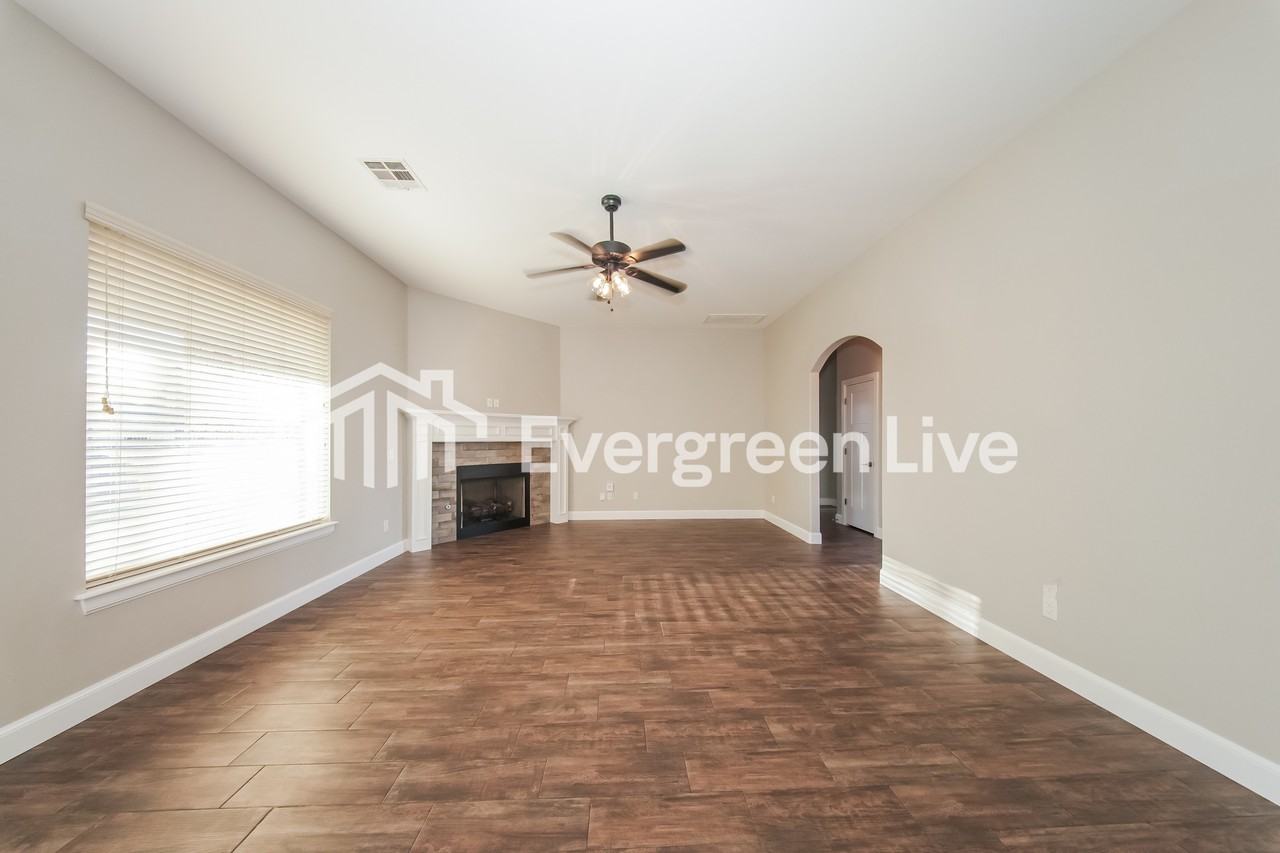 617 S Avery St - Photo 2 of 15
