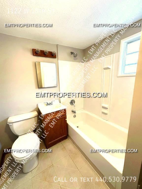 1122 W 18th St - Photo 3 of 8