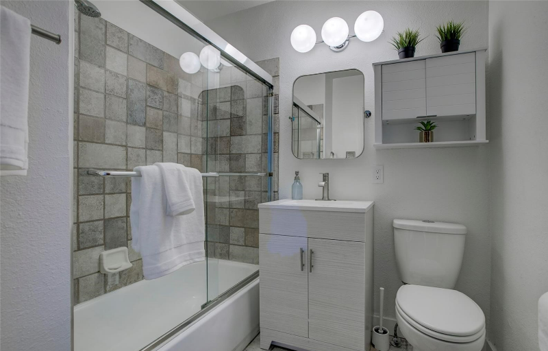 2440 N Gaylord St - Photo 4 of 17