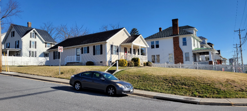 438 W Market St - Photo 5 of 38