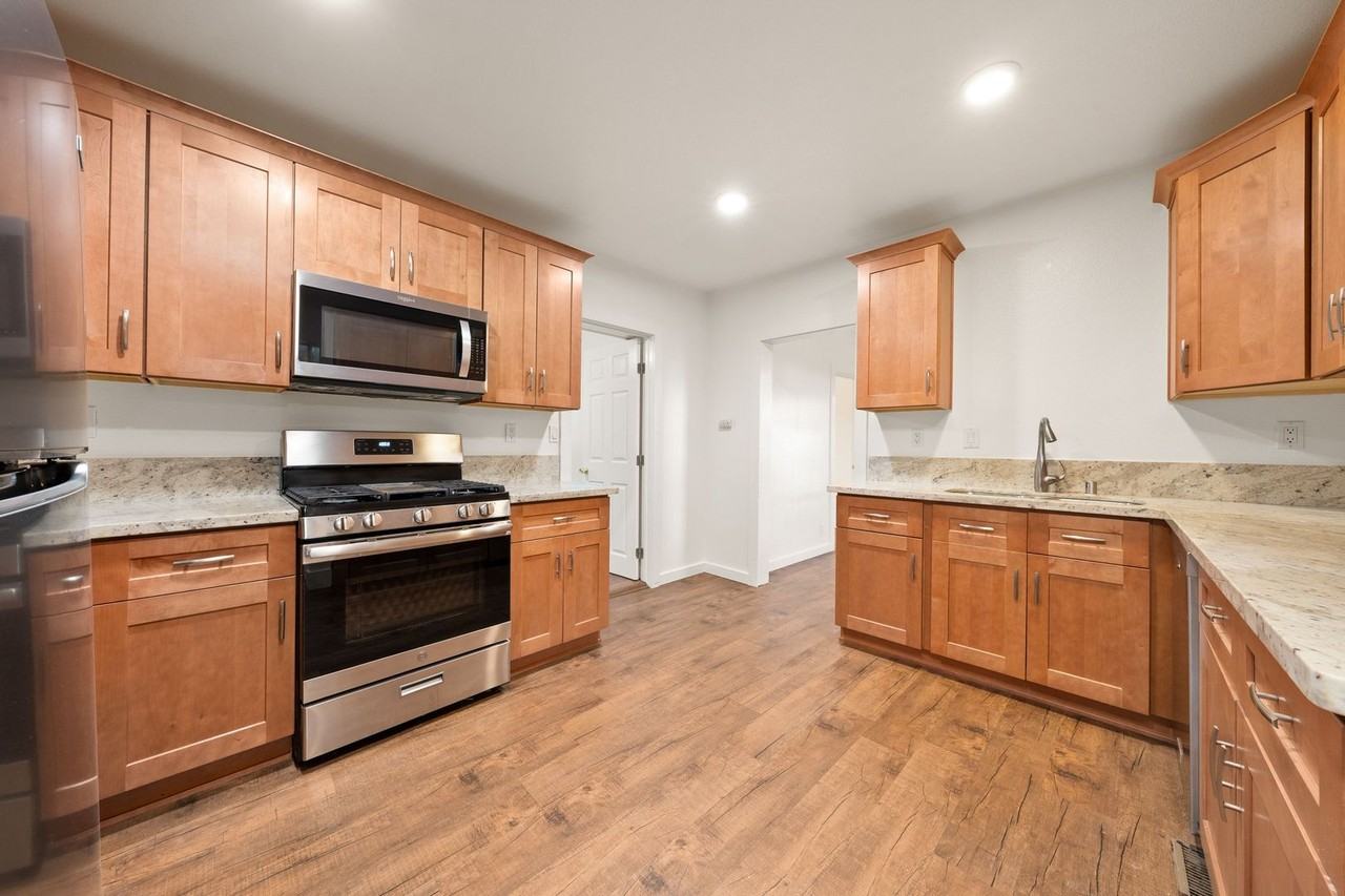 7255 Quarry Ln - Photo 3 of 13