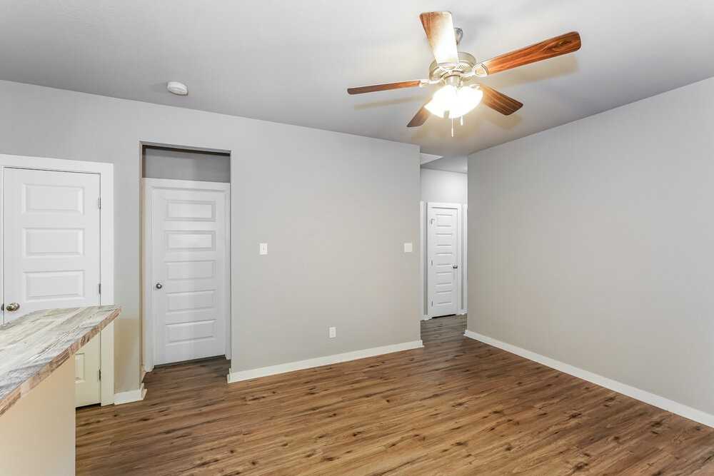 218 S Preston St - Photo 4 of 16