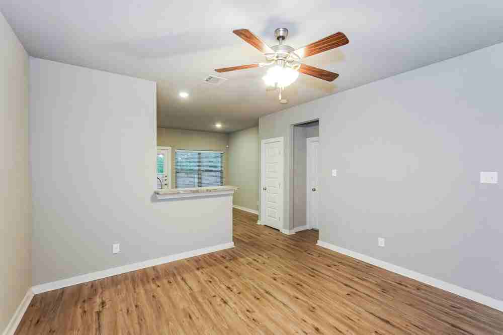 218 S Preston St - Photo 5 of 16