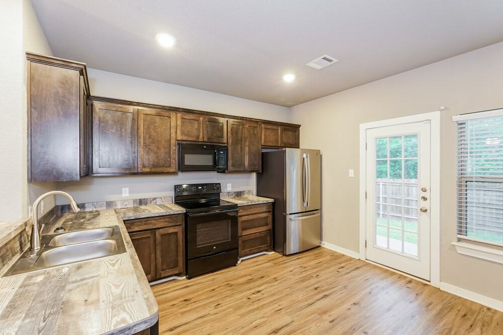 218 S Preston St - Photo 7 of 16