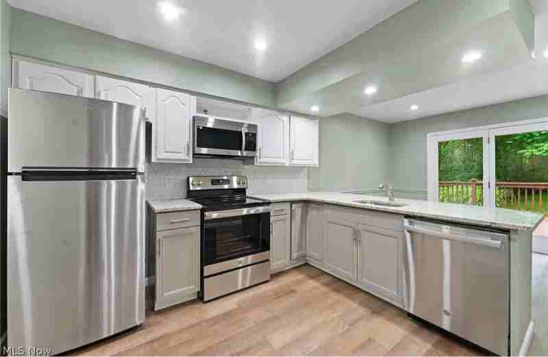 6881 Chestnut Ridge Rd #A - Photo 7 of 19