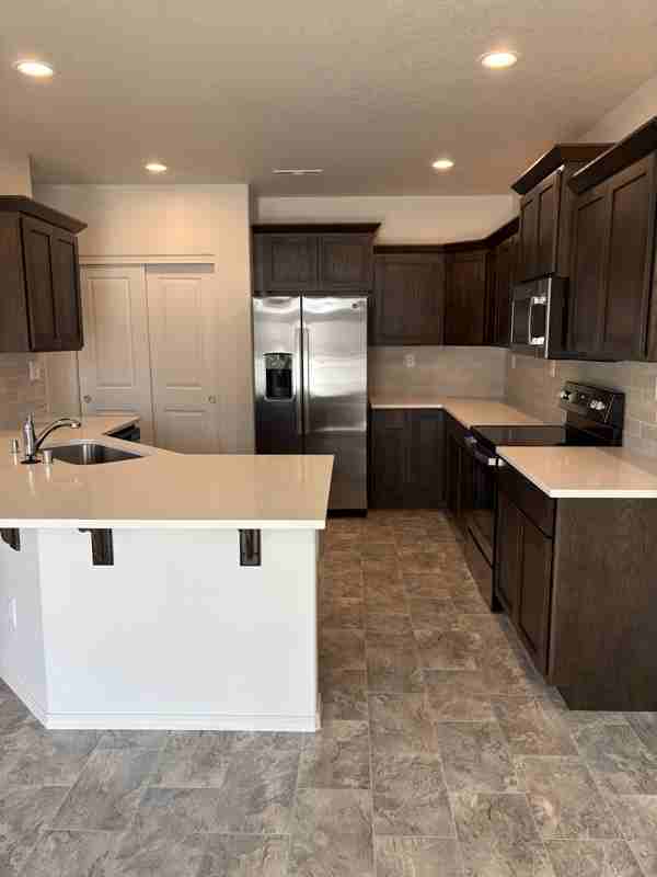 749 N Doumit Dr - Photo 3 of 12