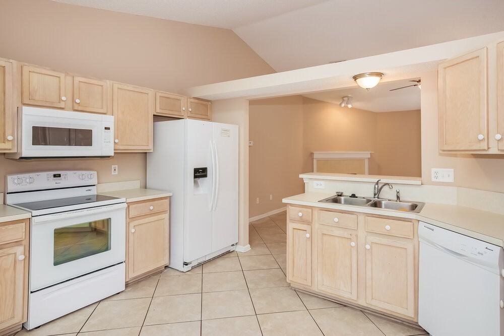 8137 Leafcrest Dr - Photo 7 of 14