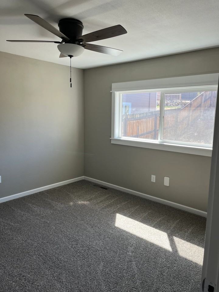 621 E 14th St - Photo 6 of 11